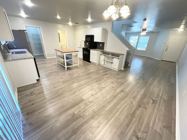 Building Photo - Outstanding 3 bedroom/2.5 bath home in established neighborhood just minutes from Lackland AFB an...