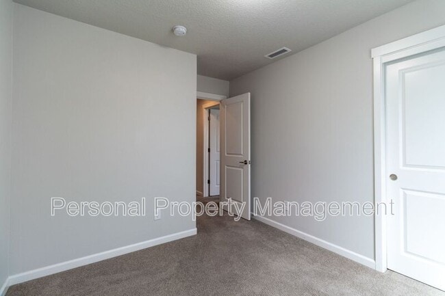 Building Photo - 5716 NE 58th Way