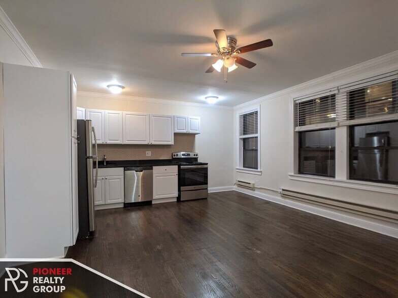 Building Photo - 3340 N Marshfield Ave