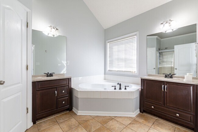 Building Photo - Spacious 5 Bedroom, 3 Bathroom Home in Cov...