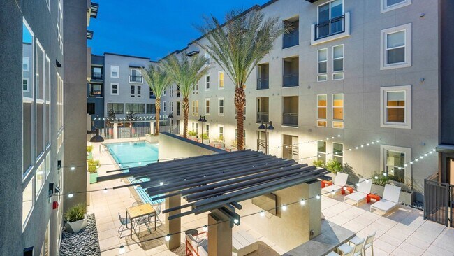 Building Photo - 901 E Fremont St