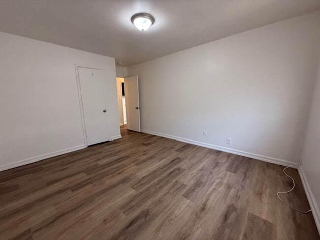 Building Photo - 3 bedroom 1 bath home with 1 car garage an...