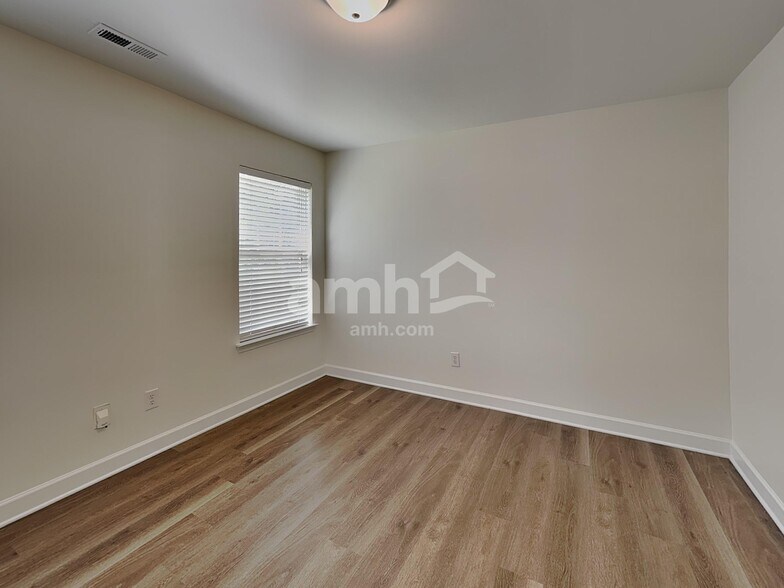 Building Photo - 982 Ramsgate Dr SW