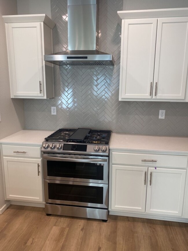 Building Photo - Beautiful 3 Bed/2.5 Bath Townhome with Att...
