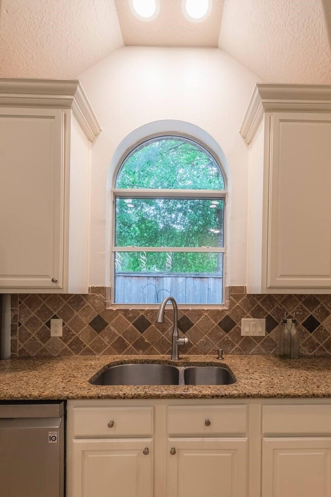 Building Photo - 6 Avenswood Pl