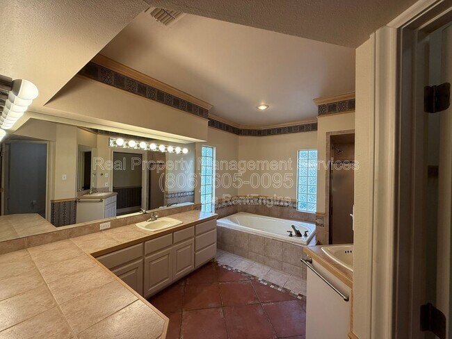 Building Photo - 2707 Regis St