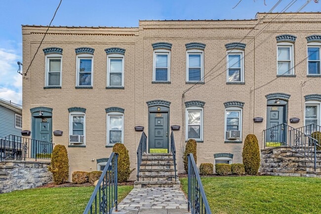 Building Photo - 561 Broad St