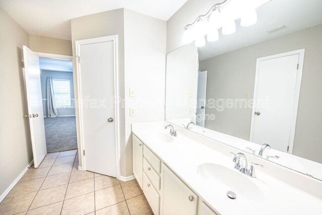 Building Photo - 225 Samantha Dr