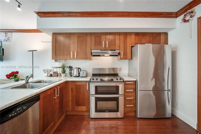 Building Photo - 9499 Collins Ave