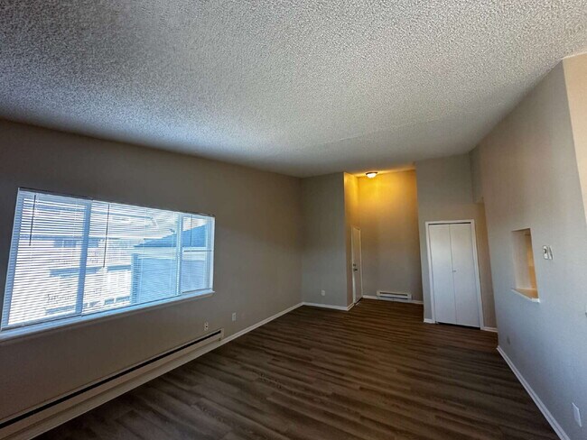 Building Photo - Beautiful Top Floor Condo with Great Views!