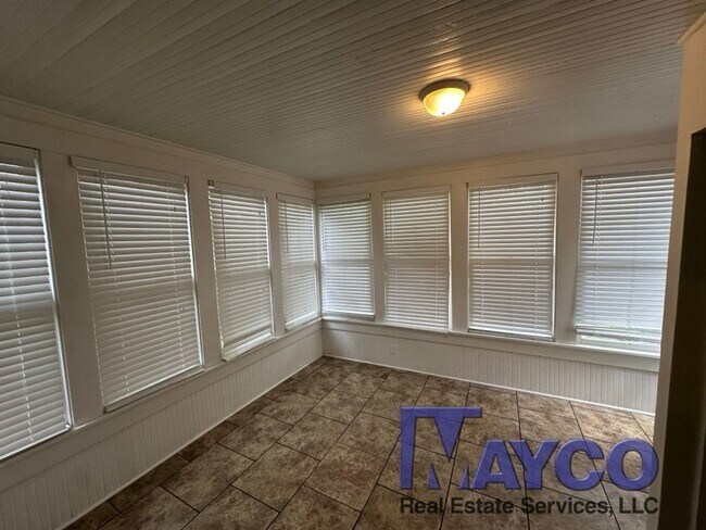 Building Photo - 2 bedroom 1 bath house in Highland!