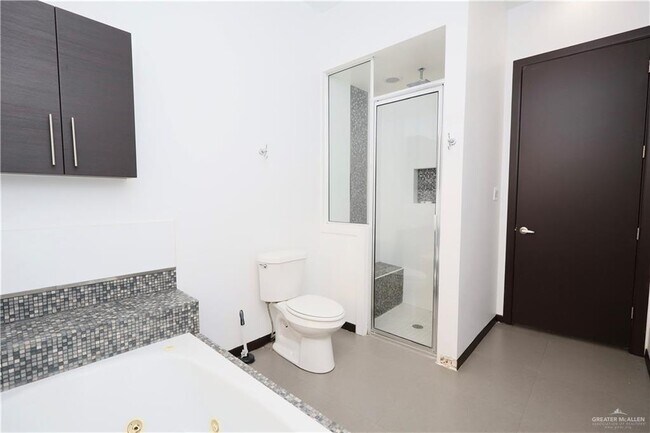 Building Photo - 28 Grovewood Ave