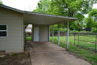 Building Photo - 3 Bedroom 1 Bath home with a Fenced back Yard!