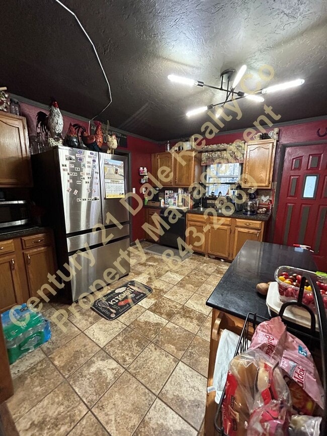 Building Photo - Large 3 Bedroom, 2 Bath Pet friendly home with off street parking and a 600sqft detached garage