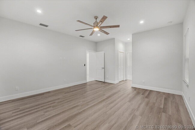 Building Photo - 419 SW Namoit Pl