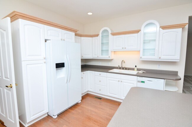 Building Photo - 604 Georgian Way