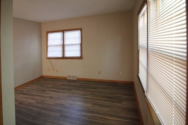 Building Photo - Cute 1 bed 1 bath @633 Walnut St in Iowa C...