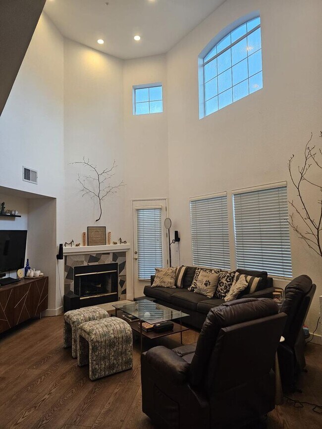 Building Photo - Modern 3BD/3BA Townhouse in Prime Union Ci...