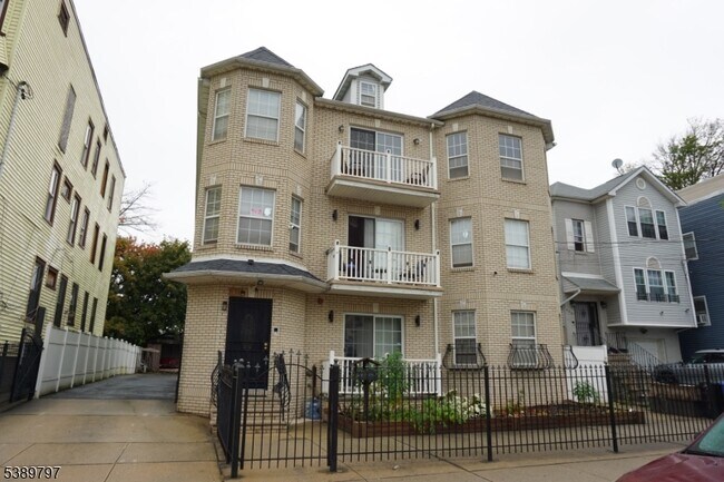 Building Photo - 492 Irvine Turner Blvd