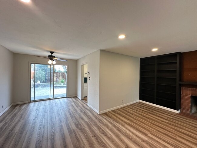 Building Photo - Corner Lot!