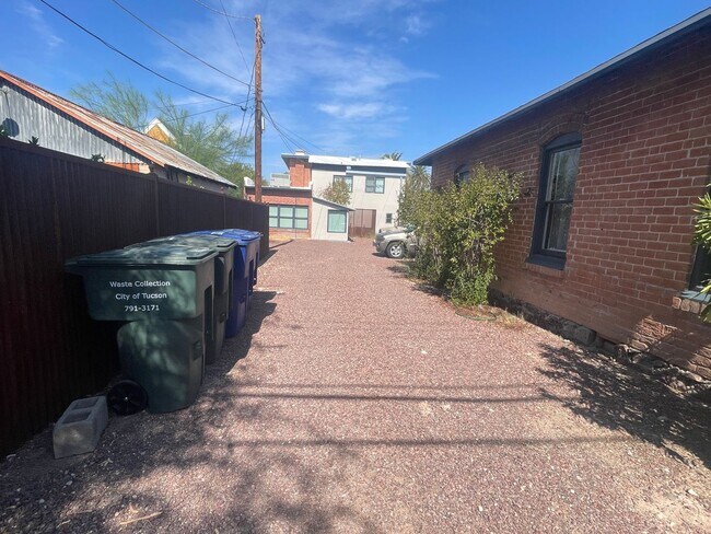 Building Photo - COMING SOON! 1 Bed / 1 Bath Cottage in U o...