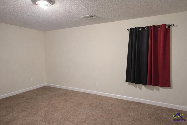 Building Photo - 646 Gawin Dr