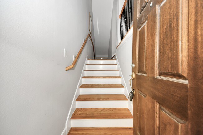 Building Photo - 584 Bomar St