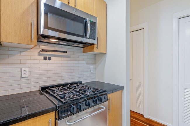 Building Photo - Beautiful Studio in Belltown