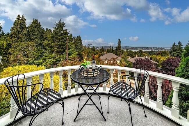 Building Photo - Capitol Hill View Home