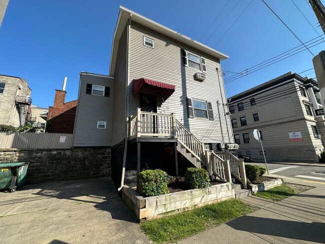 Building Photo - Cozy One Bedroom Apartment! Great Oakland ...