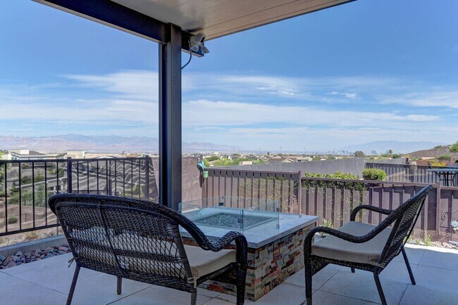 Building Photo - 180 Degree elevated views from a quiet str...