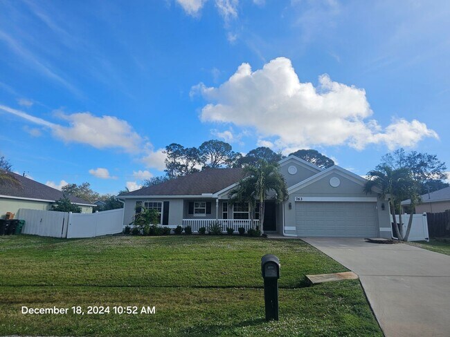 Building Photo - ** Beautiful 3/2 home featuring modern upgrades and a prime location!**