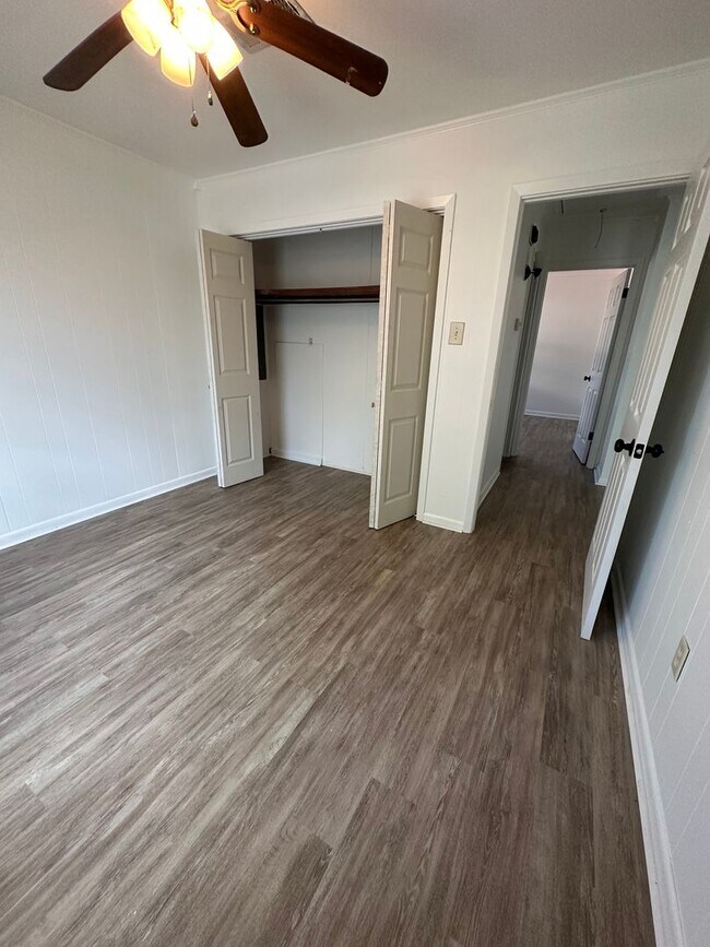 Building Photo - Updated 3 Bedroom 1.5 Bath Home in Gray