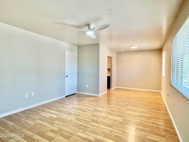 Building Photo - 731 W 12th Pl