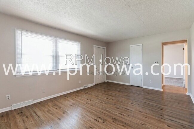 Building Photo - 215 NW Arlan Dr