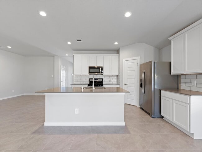 Building Photo - 3335 Silverton Dr