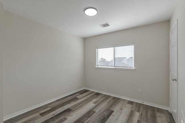 Building Photo - 20702 Settlers Lake Cir N