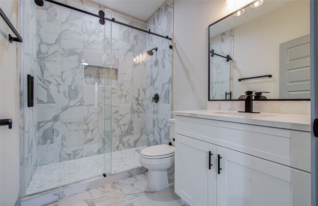 Building Photo - 835 S Victory Dr