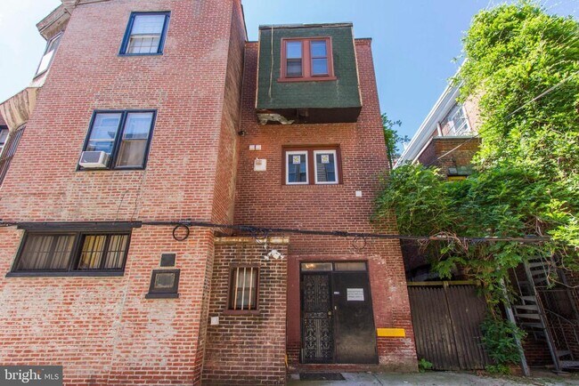 Building Photo - 1823 Pine St