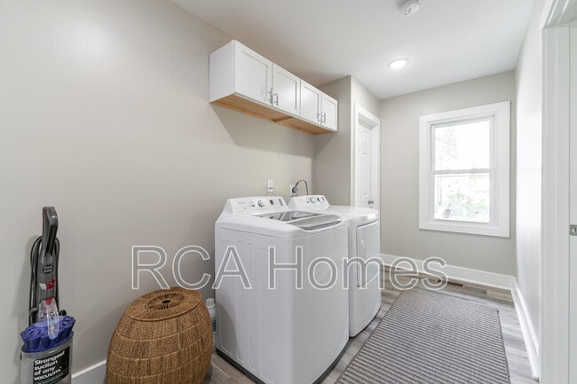 Building Photo - 537 N Sheffield Ave