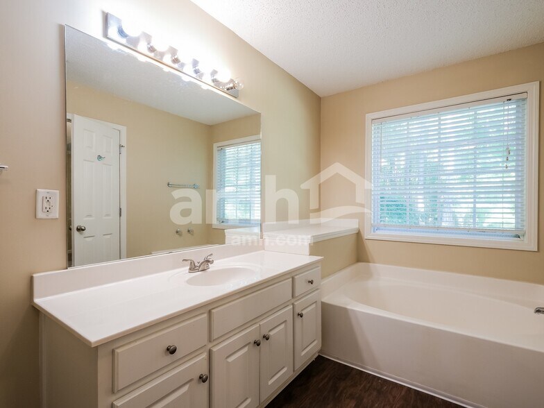 Building Photo - 1633 Amalie Dr