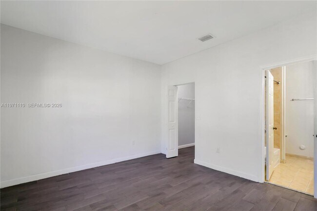 Building Photo - 373 NE 26th Pl