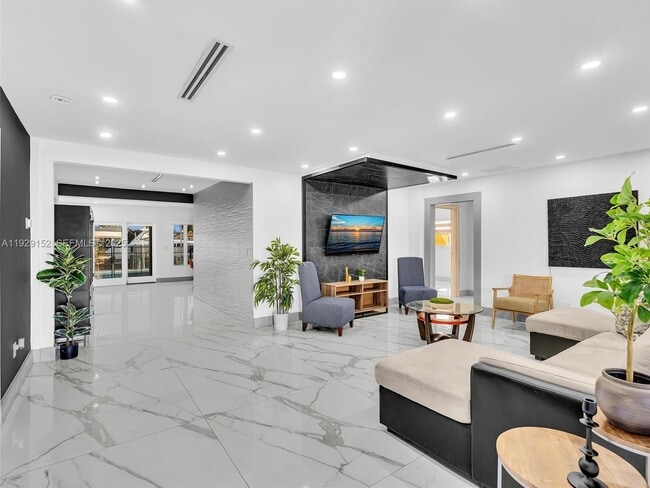 Building Photo - 440 SE 8th Ave