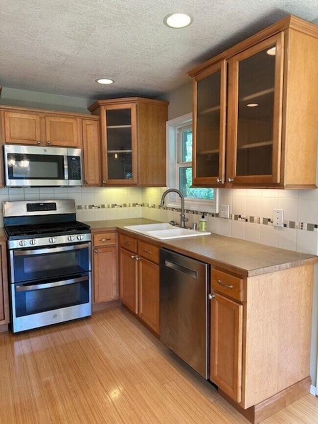 Building Photo - The Perfect Family Home! Large Yard, Deck ...