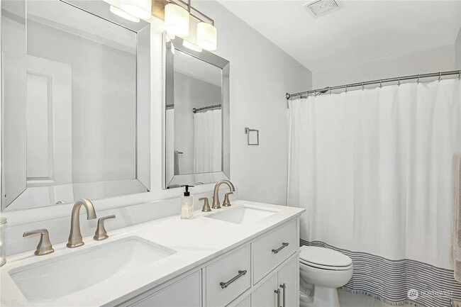 Building Photo - 2436 NE Park Dr