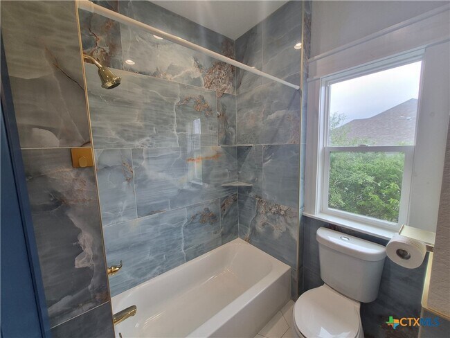 Building Photo - 427 Primrose Path