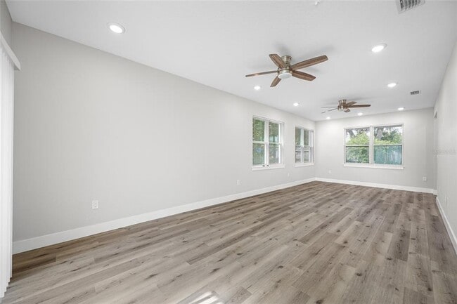 Building Photo - 6900 Dartmouth Ave N