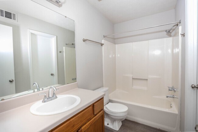 Building Photo - Spacious 3 Bedroom 2 Bath!