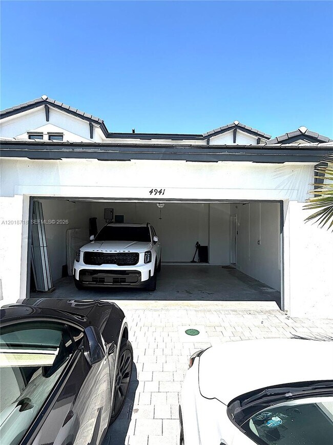 Building Photo - 4941 Oakmont Dr