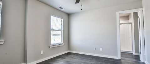 Building Photo - 208 Lake Ct